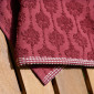 Zoom sur le motif jacquard en relief et les finitions de la serviette ciselée Néroli prune.