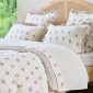 Drap plat Néroli en triple gaze de coton, sublimé par un parement brodé de fleurs délicates.
