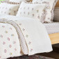 Drap plat Néroli associé à la housse de couette et aux taies d'oreiller brodées de la collection.