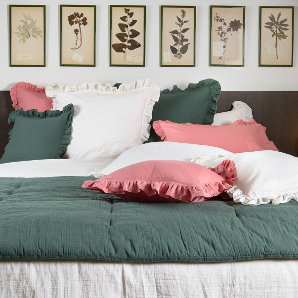 Taies d’oreiller Entre Deux et linge de lit coordonné dans différents coloris.