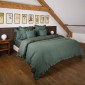 Housse de couette Entre Deux en coloris vert sapin, présentée avec les taies d’oreiller assorties.