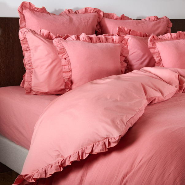 Housse de couette Entre Deux en coloris terracotta/blush, avec finition à volants froncés.
