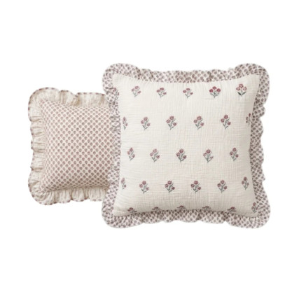 Taies d’oreiller Néroli en triple gaze de coton, aux motifs floraux et aux finitions volantées.