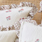 Détail des motifs floraux et de l’imprimé caractéristique de la collection Néroli.