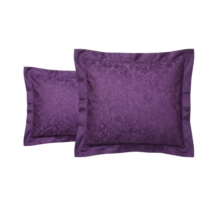 Taies d’oreiller Magnolia en satin de coton jacquard, coloris violet, avec motif floral tissé et large volant passepoilé.