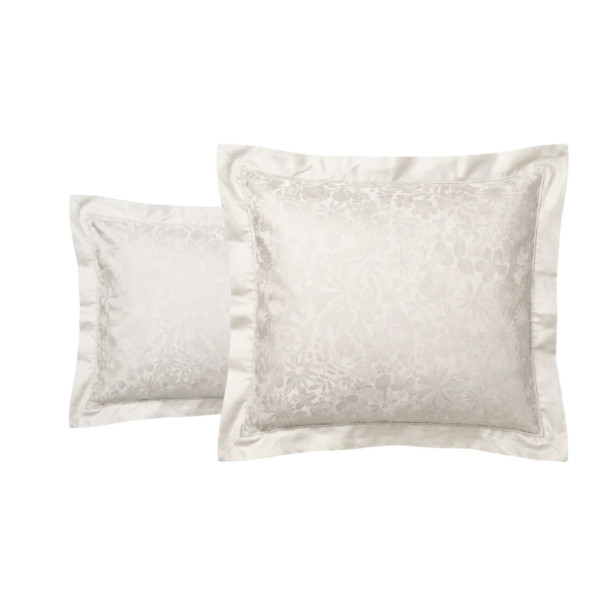 Taies d’oreiller Magnolia en satin de coton jacquard, coloris ivoire, ornées d’un motif floral ton sur ton.
