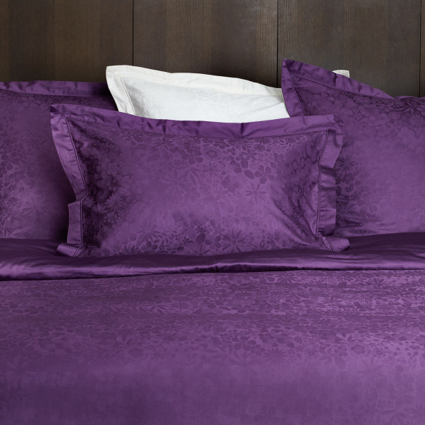 Taie d’oreiller Magnolia en satin de coton jacquard violet, assortie à la parure pour une chambre élégante et harmonieuse.