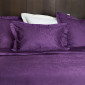 Taie d’oreiller Magnolia en satin de coton jacquard violet, assortie à la parure pour une chambre élégante et harmonieuse.