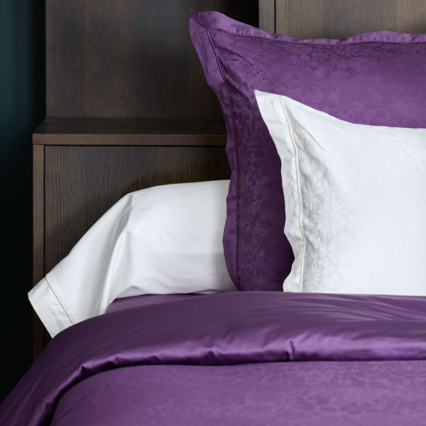 Drap-housse Magnolia en coloris violet, associé à la housse de couette et aux taies d’oreiller assorties.