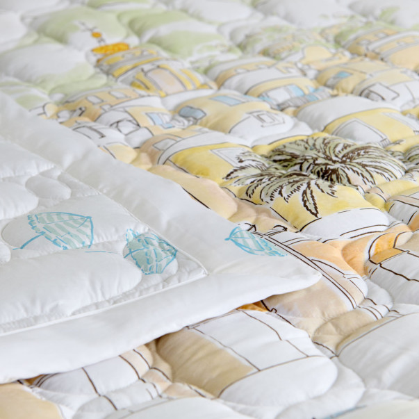 Couvre-lit matelassé Nice en percale de coton, avec imprimé inspiré de la Côte d’Azur et piquage en relief.