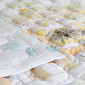 Couvre-lit matelassé Nice en percale de coton, avec imprimé inspiré de la Côte d’Azur et piquage en relief.